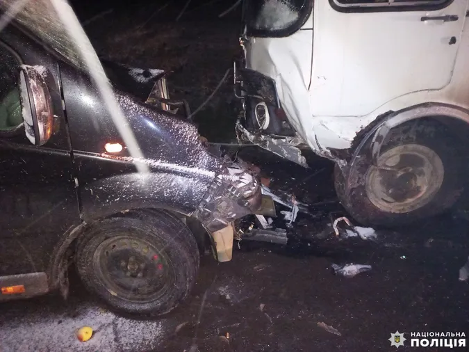 Волинянка на бусі протаранила автобус: постраждала вона і троє її дітей (фото)