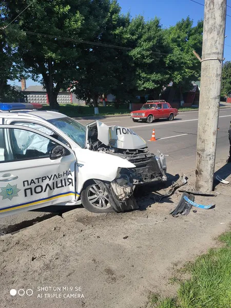 У Луцьку патрульні на службовому авто врізалися в електроопору (фото, оновлено)