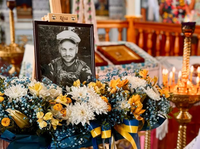 У Нововолинську прощались із захисником Дмитром Хрищуком (фото)
