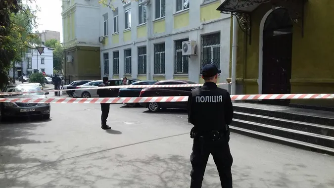 Прокуратуру Волині «замінували» пакетом із ковдрою та подушкою (фото, відео)