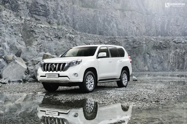Toyota Land Cruiser Prado 2014 року.
Ймовірно, саме така машина є у власності чоловіка депутатки Вікторії Побережної