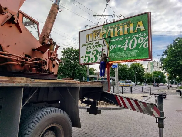 У Луцьку вітер ледь не зніс білборд (фото)