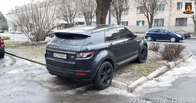 Луцькі муніципали покарали водія Range Rover за псування газону (фото)