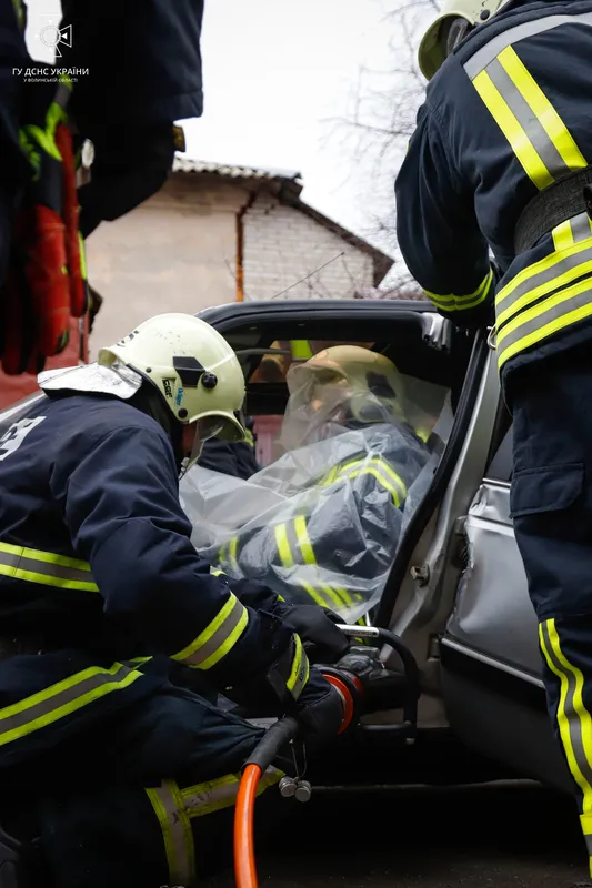 У Луцьку рятувальники вчаться користуватися новітнім обладнанням (фото)