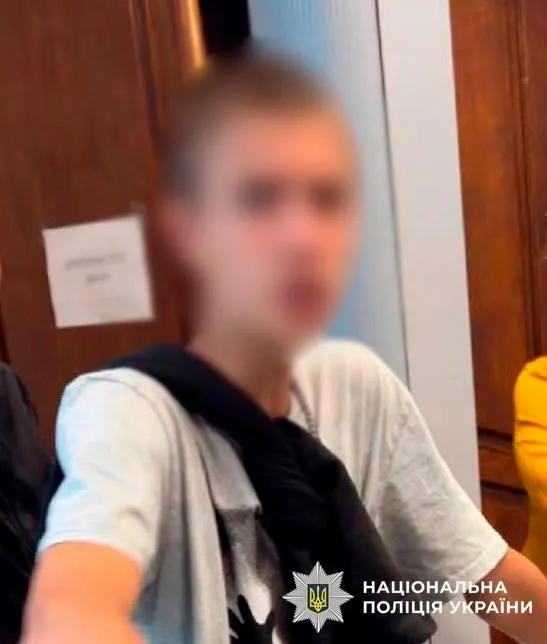 Кастетом і ножем: у Києві двоє підлітків жорстоко побили безпритульних жінок (фото, відео)