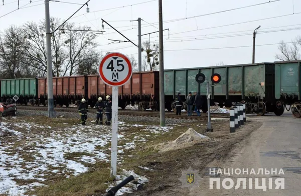 На Волині автомобіль зіткнувся з потягом: постраждали четверо людей (фото)