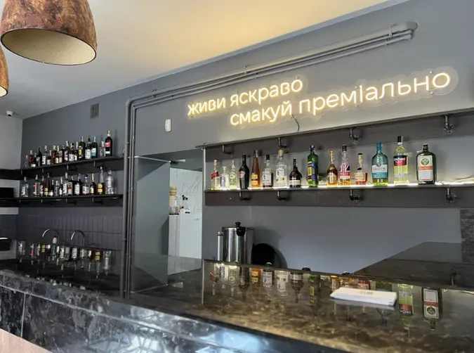 Пропрацював 2 місяці: продають популярний паб у центрі Луцька (фото)