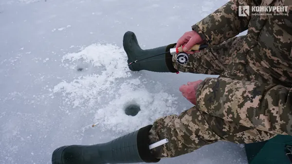 Мовчазні рибалки та мертві окуні: що коїться на Стиру у Луцьку (фото)