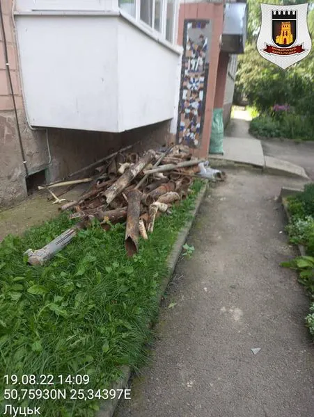 Залишили сміття після ремонтів: лучан-«нечупар» змусили прибрати за собою (фото)