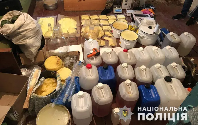 Заробляли більше мільйона за місяць: на Волині викрили нарколабораторію (фото, відео)