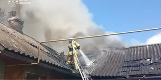 Спалахнула покрівля: у Луцьку рятувальники приборкали пожежу (фото)