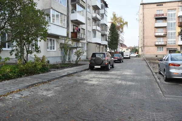 Як ремонтують прибудинкові території у Луцьку (фото)