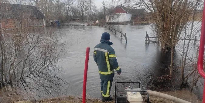 Відкачали понад 1000 тонн: вода позаливала городи волинян (фото)