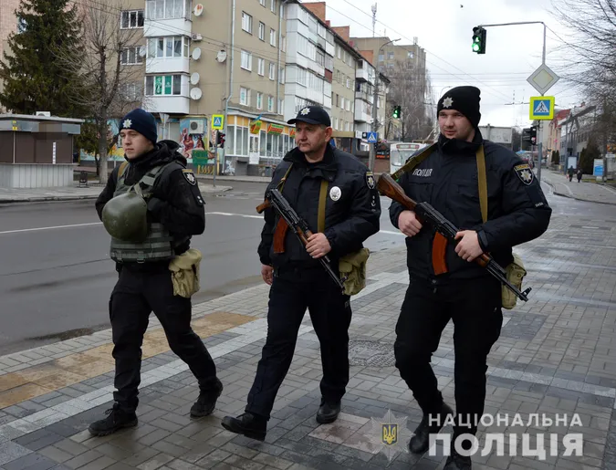 Вулиці Луцька контролюють озброєні автоматами поліцейські (фото)