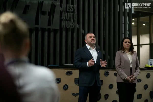 Покровський зустрівся з працівниками West Auto Hub у Луцьку (фото)