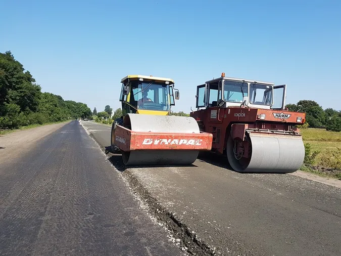 Дорогу з Луцька до Володимира ремонтують за новою технологією 