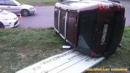 Не вписався в поворот і перекинувся: у Луцьку п'яний адвокат скоїв ДТП (фото)
