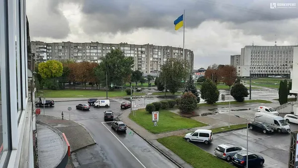 У Луцьку – ДТП: не розминулися позашляховик і бус (фото)