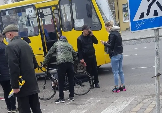У Луцьку маршрутка збила пішохода на переході (відео)