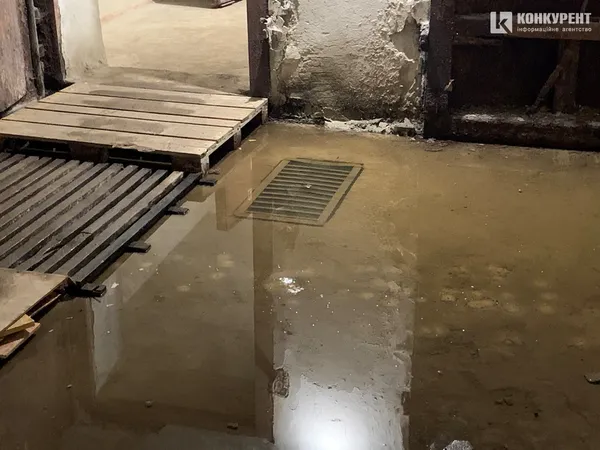 Вода, яка затекла у сховок через дірявий дах і нікуди не дівається