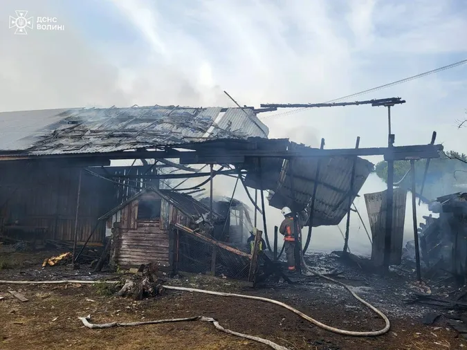 На Волині люди зійшлися з декількох сіл, аби допомогти загасити пожежу у будинку