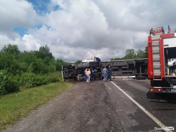 На волинській трасі перевернулась фура (фото)