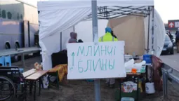 Теплий одяг, млинці і обійми: як поляки зустрічають біженців на волинському кордоні (фото)