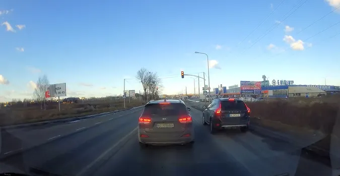У Луцьку водій обігнав поліцейське авто: що було далі (відео)