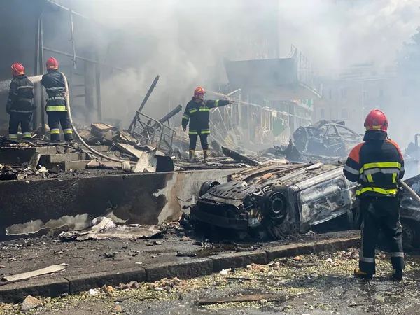 Удар по Вінниці: 12 загиблих і 25 поранених, горять 50 автомобілів (фото, відео)