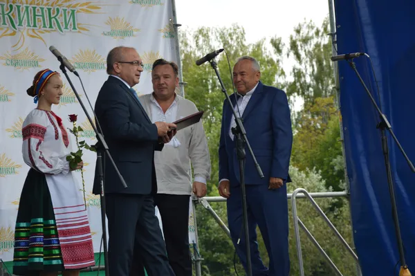 «Євгене Степановичу, виходьте! Батько чекає!» - покликав на сцену Володимир Гунчик аграрія Євгена Дудку