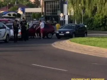 Недотримання дистанції: у Луцьку на перехресті – аварія (відео)