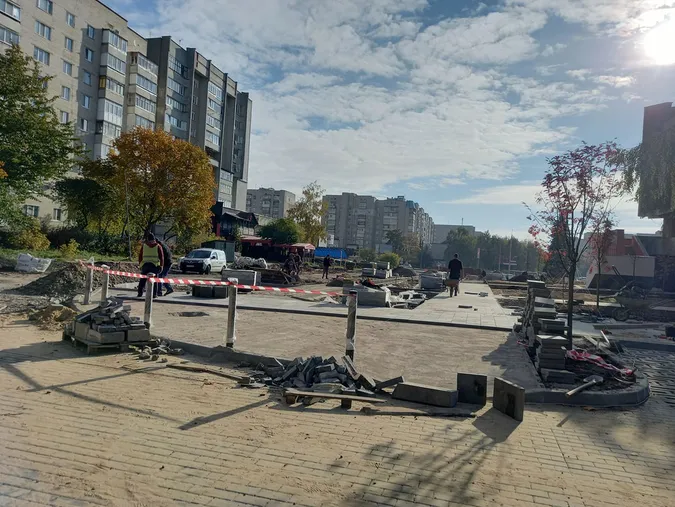 Викорчовані дерева та плитка: що коїться біля луцького РАЦСу (фото)