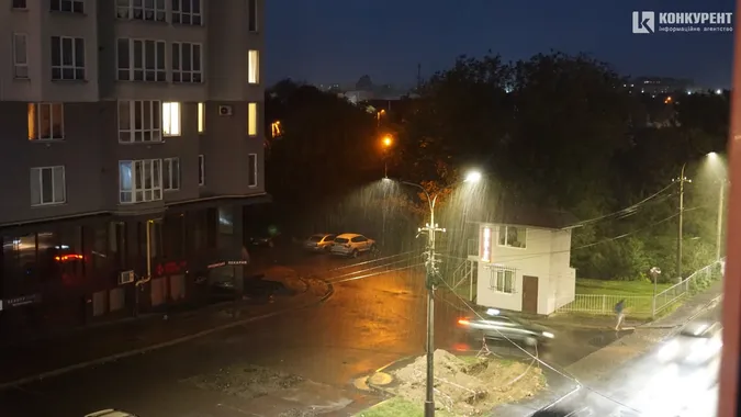 Шквальний вітер, блискавка та дощ: у Луцьку неочікувано змінилась погода (фото, відео)