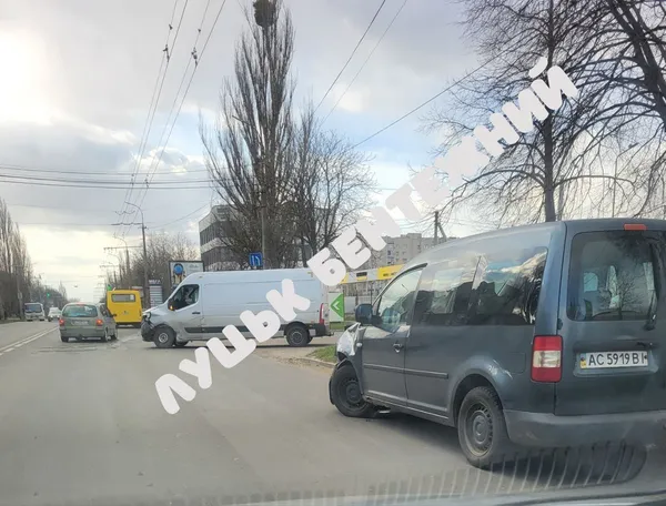 Скло по всій дорозі: у Луцьку на вулиці Захисників України – серйозна ДТП (фото)