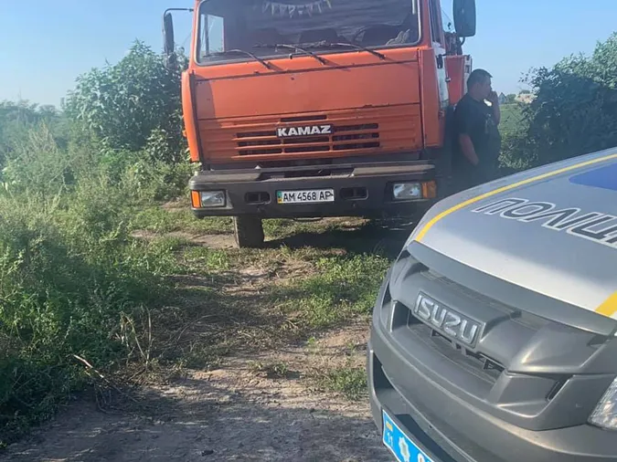 За 5 метрів від дороги: у Липлянах водій незаконно зливав фекалії (фото)