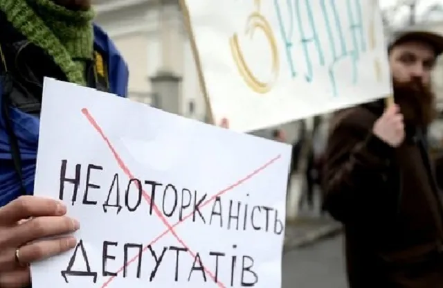 Конституційний Суд дозволив зняти з депутатів недоторканість 