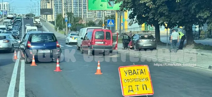 Стукнулись чотири автівки: у Луцьку перед мостом – масштабна ДТП (фото)