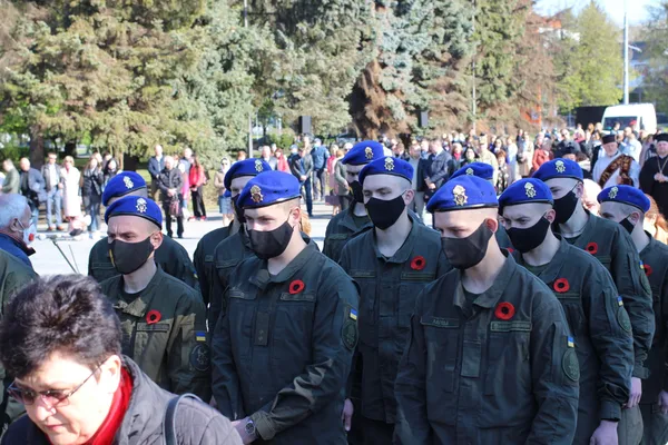 Квіти, пісні та ветерани: у Луцьку відзначили День перемоги (фото)