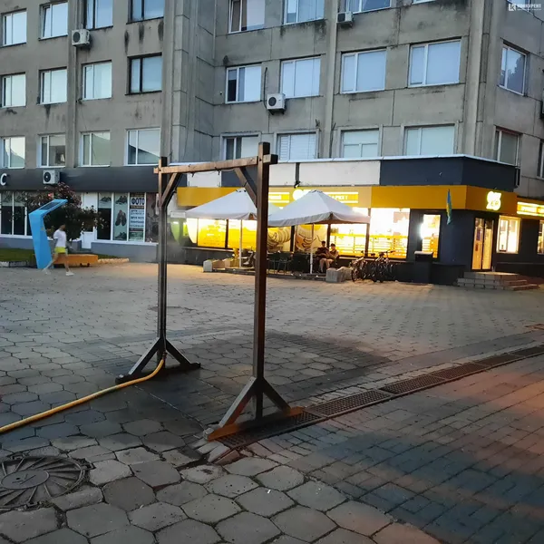Надворі – спека: у Луцьку з'явилися вуличні душі (фото)