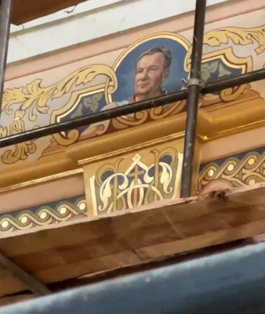 Фрески на стінах Луцького собору «прикрашають» бізнесмени (фото, відео)