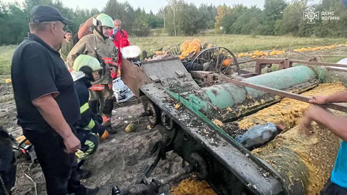 Волинському фермеру затисло ногу в комбайні (фото)