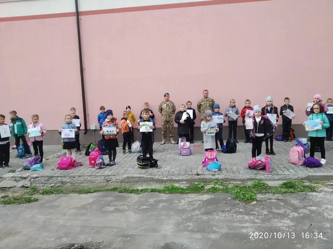 Луцькі школярі передали малюнки та солодощі захисникам України