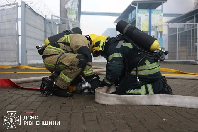 Масштабна пожежа та четверо постраждалих: наслідки атаки на «Епіцентр» на Рівненщині (фото)