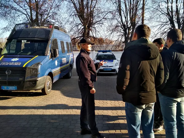 Рація, «броніки» та 100 запитань: луцькі школярі відвідали управління патрульної поліції (фото)