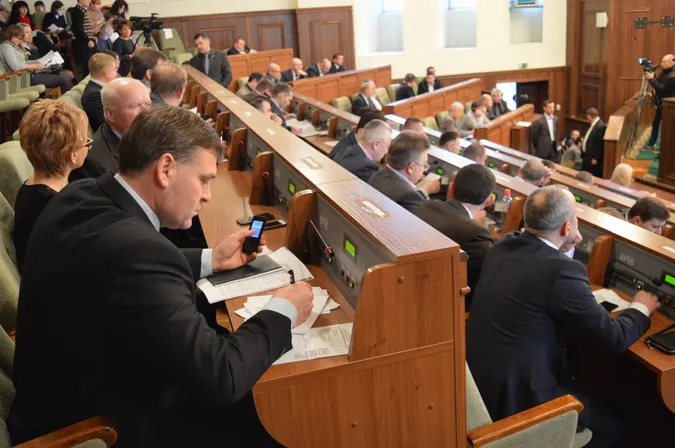 Оновлена обласна рада: обшуки при вході, нові комісії й незадоволені депутати