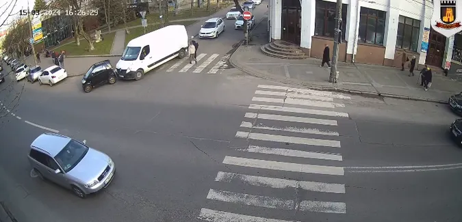 У Луцьку бус втаранився у «крихітку» (відео)