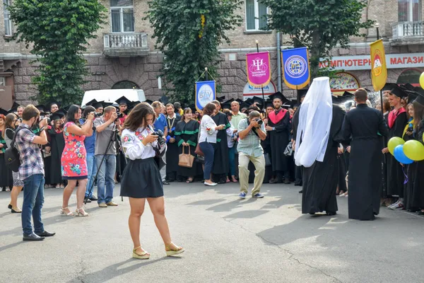 Журналісти «не давали проходу» митрополиту, бажаючи впіймати гарний кадр