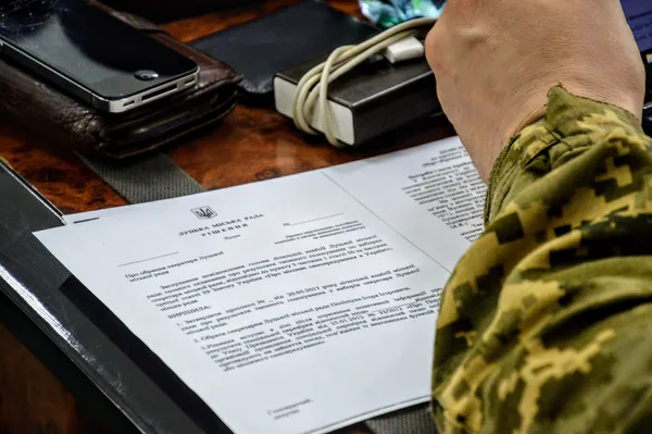 Ще не встигли депутати затвердити питання про обрання нового секретаря, а біля них вже лежали рішення, де видрукувано було ім'я Ігоря Поліщука