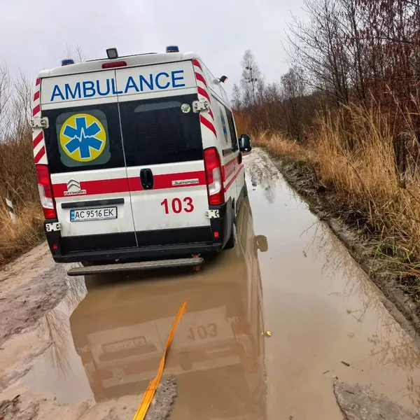 На Волині «швидка» застрягла у багнюці – хворого привезли на пожежному авто (фото)