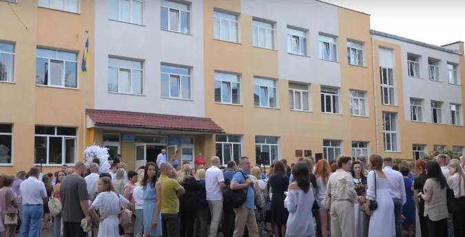 У Луцькому ліцеї №1 пролунав перший дзвінок (відео)